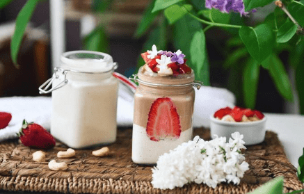 Фитнес рецепта: веган чаша с домашен йогурт от кашу