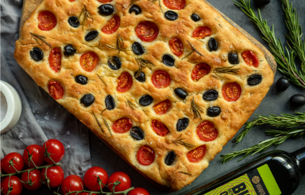 Фитнес рецепта: Пухкава италианска фокача с домати и маслини
