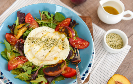 Фитнес рецепта: Лека салата с омлет от яйчен белтък и козе сирене