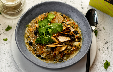 Фитнес рецепта: Мексиканска супа от боб с кориандър и хрупкава тортила